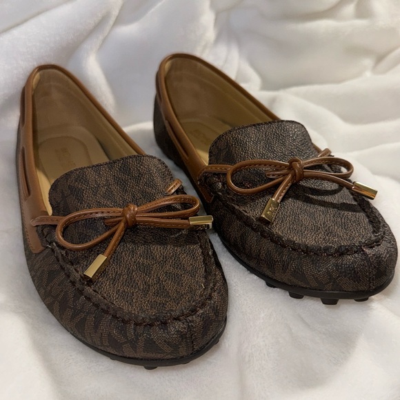 ❌SOLD ❌ EUC Michael Kors Flats Monogram Juliette Leather Loafer Flats 🤎 - Picture 1 of 5